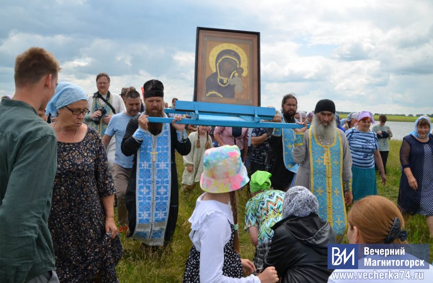 Под Магнитогорском сотни южноуральцев прошли с иконами вокруг озера