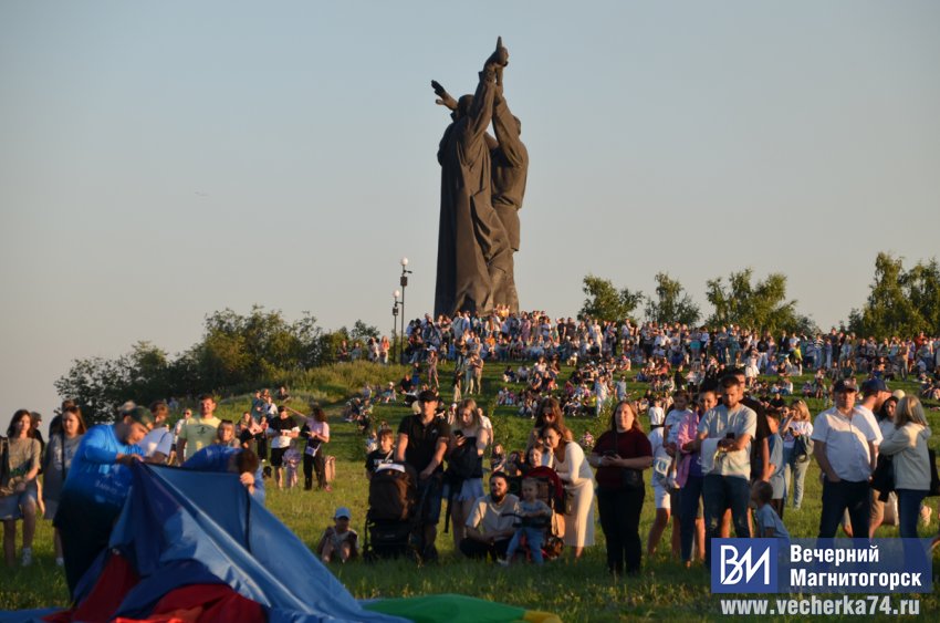 В небо над Магнитогорском поднялись гигантские аэростаты В небо над Магнитогорском поднялись гигантские аэростаты