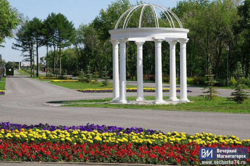 В Магнитогорске началось строительство в популярном у горожан сквере В Магнитогорске началось строительство в популярном у горожан сквере