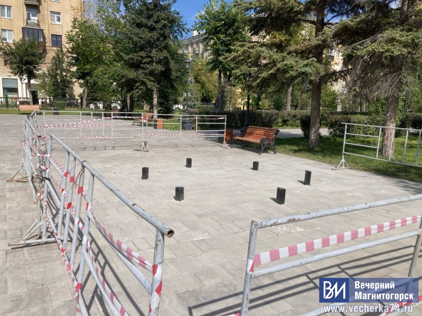 В Магнитогорске началось строительство в популярном у горожан сквере В Магнитогорске началось строительство в популярном у горожан сквере