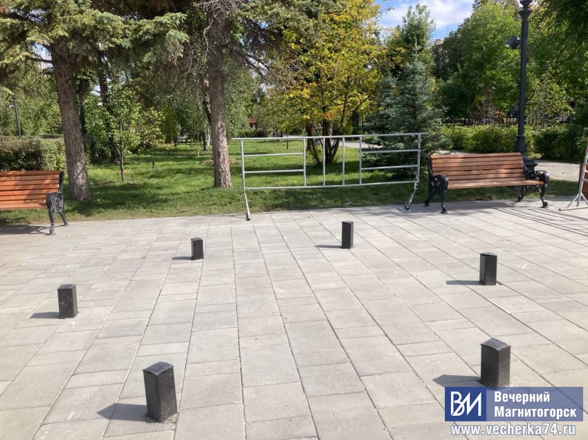 В Магнитогорске началось строительство в популярном у горожан сквере В Магнитогорске началось строительство в популярном у горожан сквере