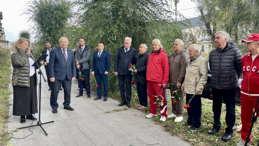 Металлургу посвятили мемориальную доску в Магнитогорске Металлургу посвятили мемориальную доску в Магнитогорске