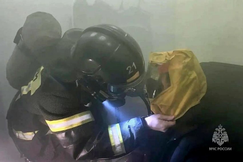 В Магнитогорске пожарные приехали в здание автосервиса и эвакуировали людей В Магнитогорске пожарные приехали в здание автосервиса и эвакуировали людей