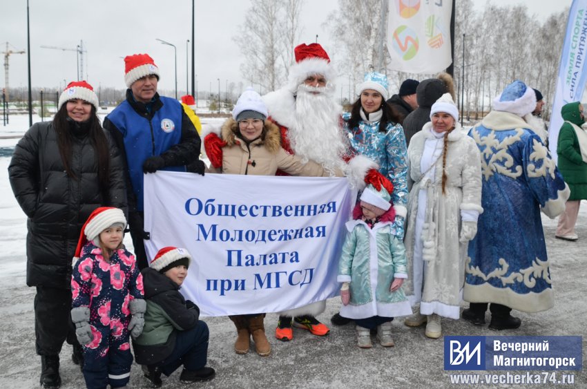 В Магнитогорске состоялся необычный забег Дедов Морозов и Снегурочек В Магнитогорске состоялся необычный забег Дедов Морозов и Снегурочек