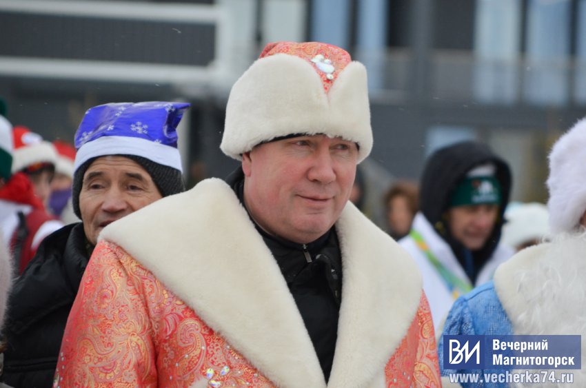 В Магнитогорске состоялся необычный забег Дедов Морозов и Снегурочек В Магнитогорске состоялся необычный забег Дедов Морозов и Снегурочек