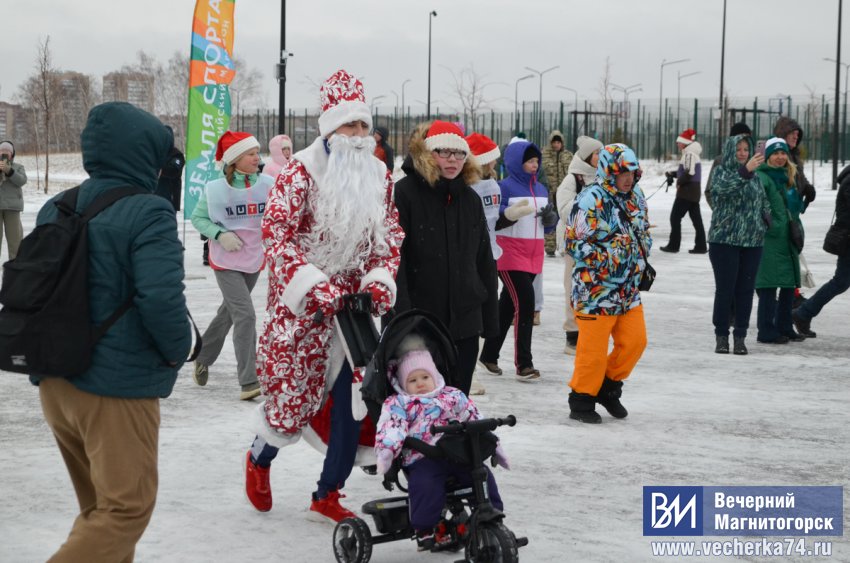 В Магнитогорске состоялся необычный забег Дедов Морозов и Снегурочек В Магнитогорске состоялся необычный забег Дедов Морозов и Снегурочек