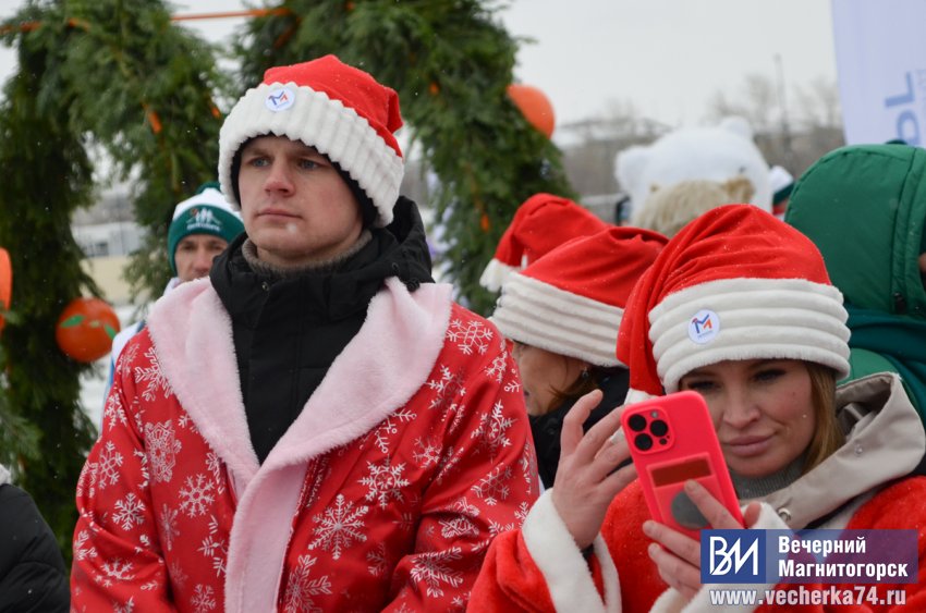 В Магнитогорске состоялся необычный забег Дедов Морозов и Снегурочек В Магнитогорске состоялся необычный забег Дедов Морозов и Снегурочек