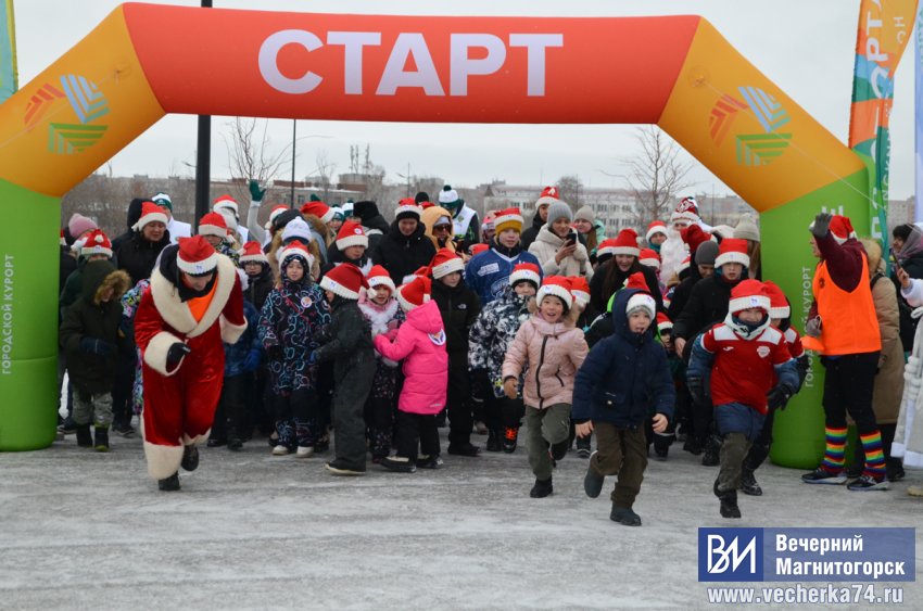 В Магнитогорске состоялся необычный забег Дедов Морозов и Снегурочек В Магнитогорске состоялся необычный забег Дедов Морозов и Снегурочек