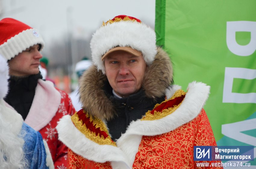 В Магнитогорске состоялся необычный забег Дедов Морозов и Снегурочек В Магнитогорске состоялся необычный забег Дедов Морозов и Снегурочек