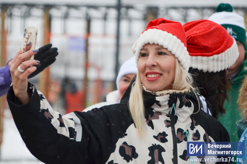 В Магнитогорске состоялся необычный забег Дедов Морозов и Снегурочек В Магнитогорске состоялся необычный забег Дедов Морозов и Снегурочек