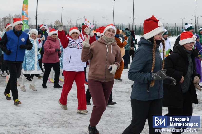 В Магнитогорске состоялся необычный забег Дедов Морозов и Снегурочек В Магнитогорске состоялся необычный забег Дедов Морозов и Снегурочек