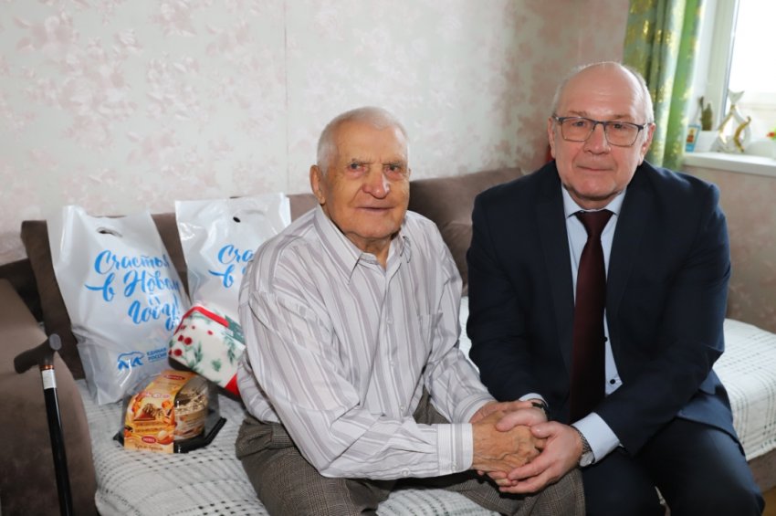В Магнитогорске поздравили ветеранов ВОВ В Магнитогорске поздравили ветеранов ВОВ