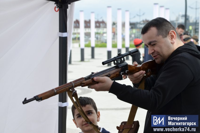 В Магнитогорске устроили бесплатную массовую раздачу мороженого В Магнитогорске устроили бесплатную массовую раздачу мороженого