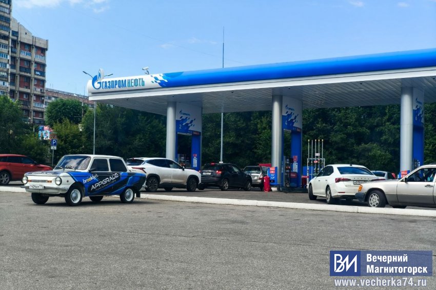 На заправках Магнитогорска образовались очереди На заправках Магнитогорска образовались очереди