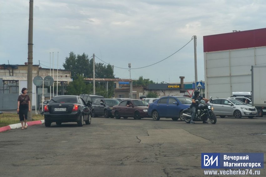 В Магнитогорске из-за беспилотной опасности приостановили работу на АЗС В Магнитогорске из-за беспилотной опасности приостановили работу на АЗС