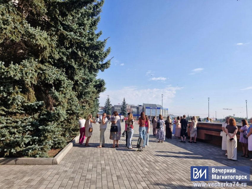 В Магнитогорске эвакуировали администрацию города В Магнитогорске эвакуировали администрацию города