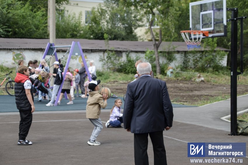 В Магнитогорске открыли современную спортивную площадку В Магнитогорске открыли современную спортивную площадку