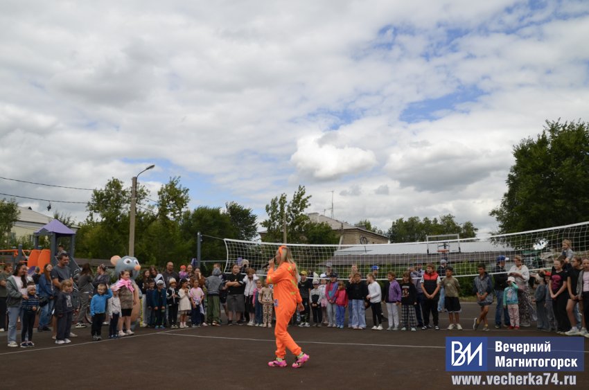 В Магнитогорске открыли современную спортивную площадку В Магнитогорске открыли современную спортивную площадку