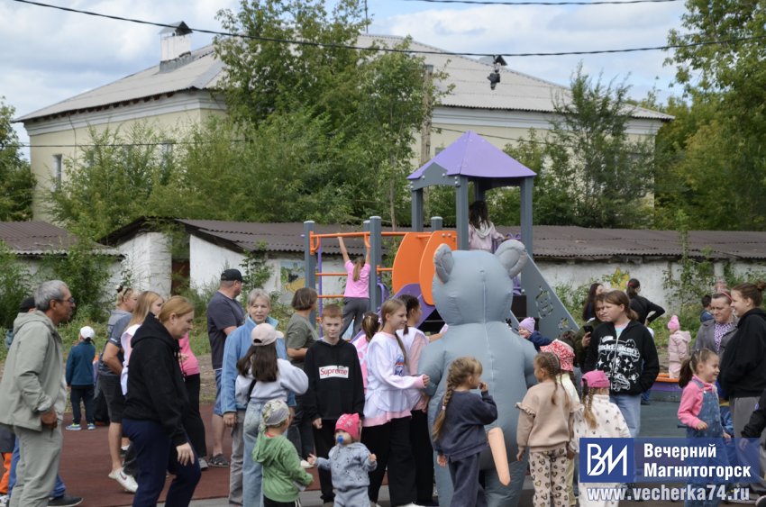 В Магнитогорске открыли современную спортивную площадку В Магнитогорске открыли современную спортивную площадку
