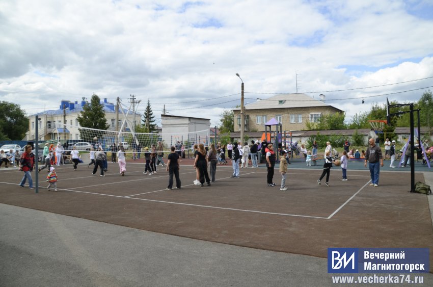 В Магнитогорске открыли современную спортивную площадку В Магнитогорске открыли современную спортивную площадку