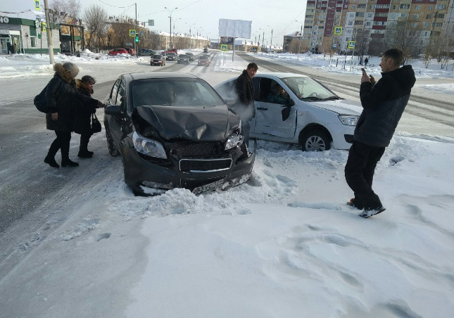 На дорогах магнитки. На дорогах Магнитки аварии вчера. Дороги Магнитки. Дороги Магнитки аварии. ДТП 14.12.2021 Магнитогорск.