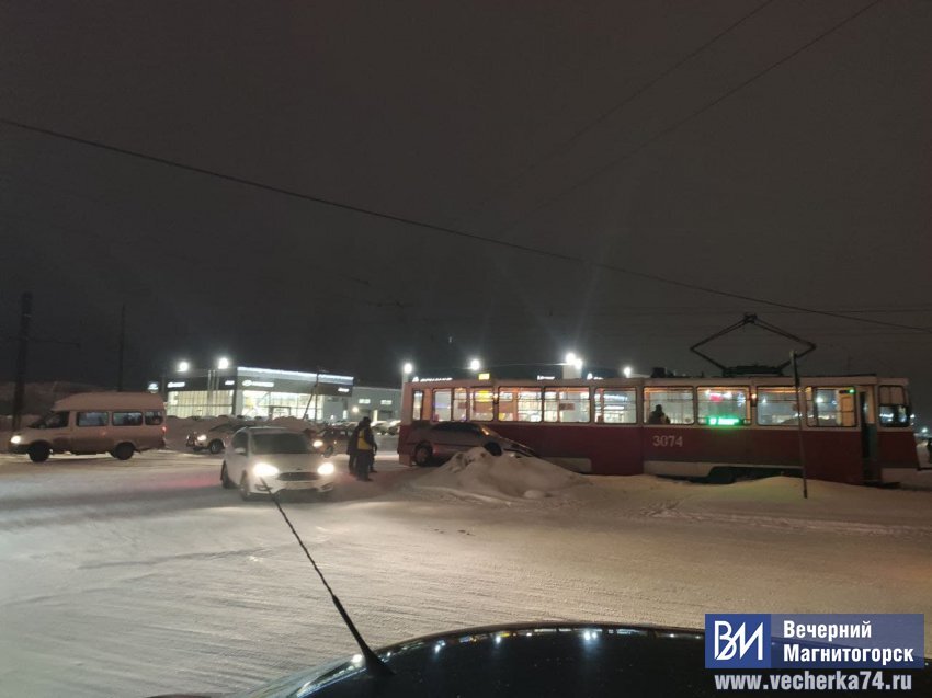 Трамвай снёс легковой автомобиль? » Вечерний Магнитогорск