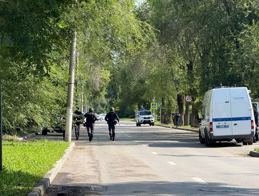 В Магнитогорске силовики работают в здании школы - Вечерний Магнитогорск